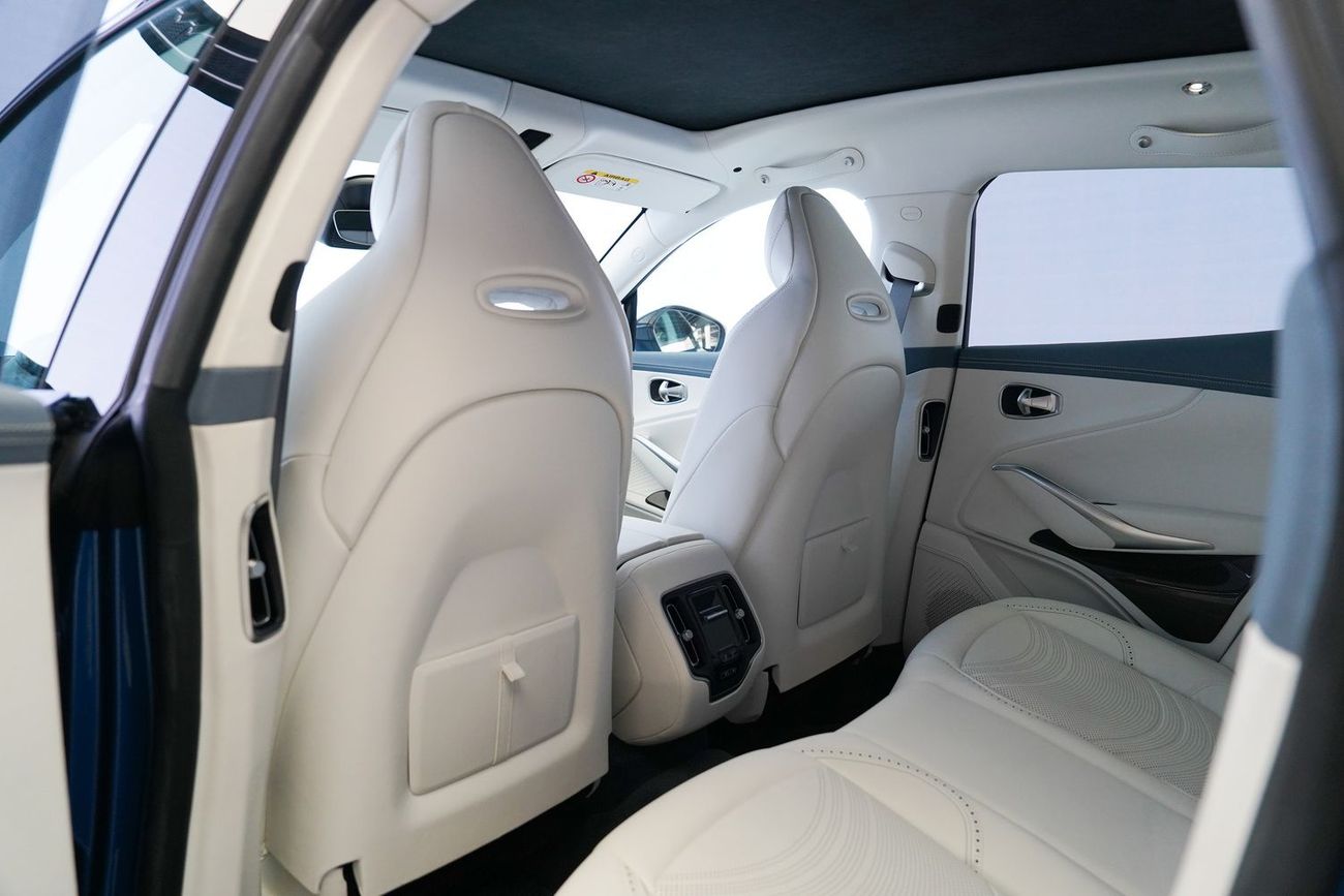 Aston Martin DBX 707