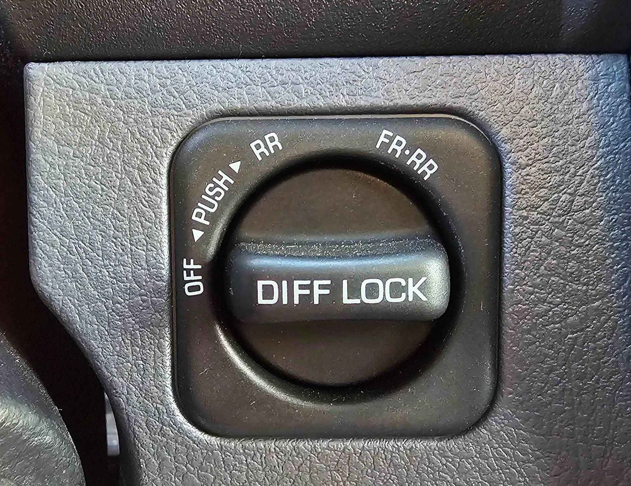 تويوتا لاند كروزر 70 LC76 / FULL OPTION / WITH WINCH EURO 4 / M/T / 4.0L V6 PETROL / DIFF LOCK (CODE # LC76)