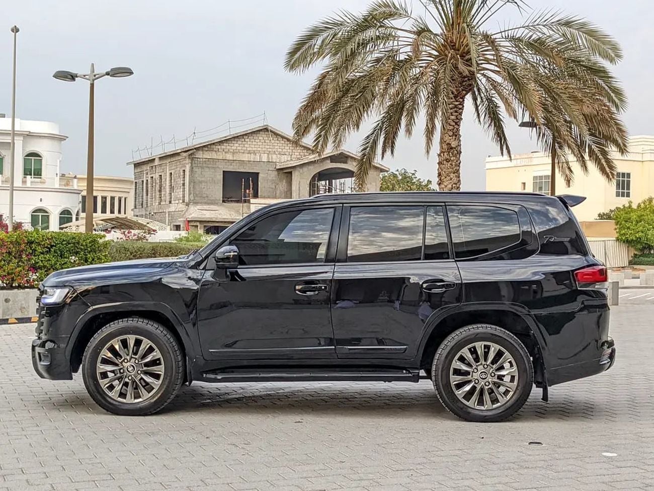 Toyota Land Cruiser GXR FACELIFTED WITH INTERIOR AND EXTERIOR GCC IN EXCELLENT CONDITION