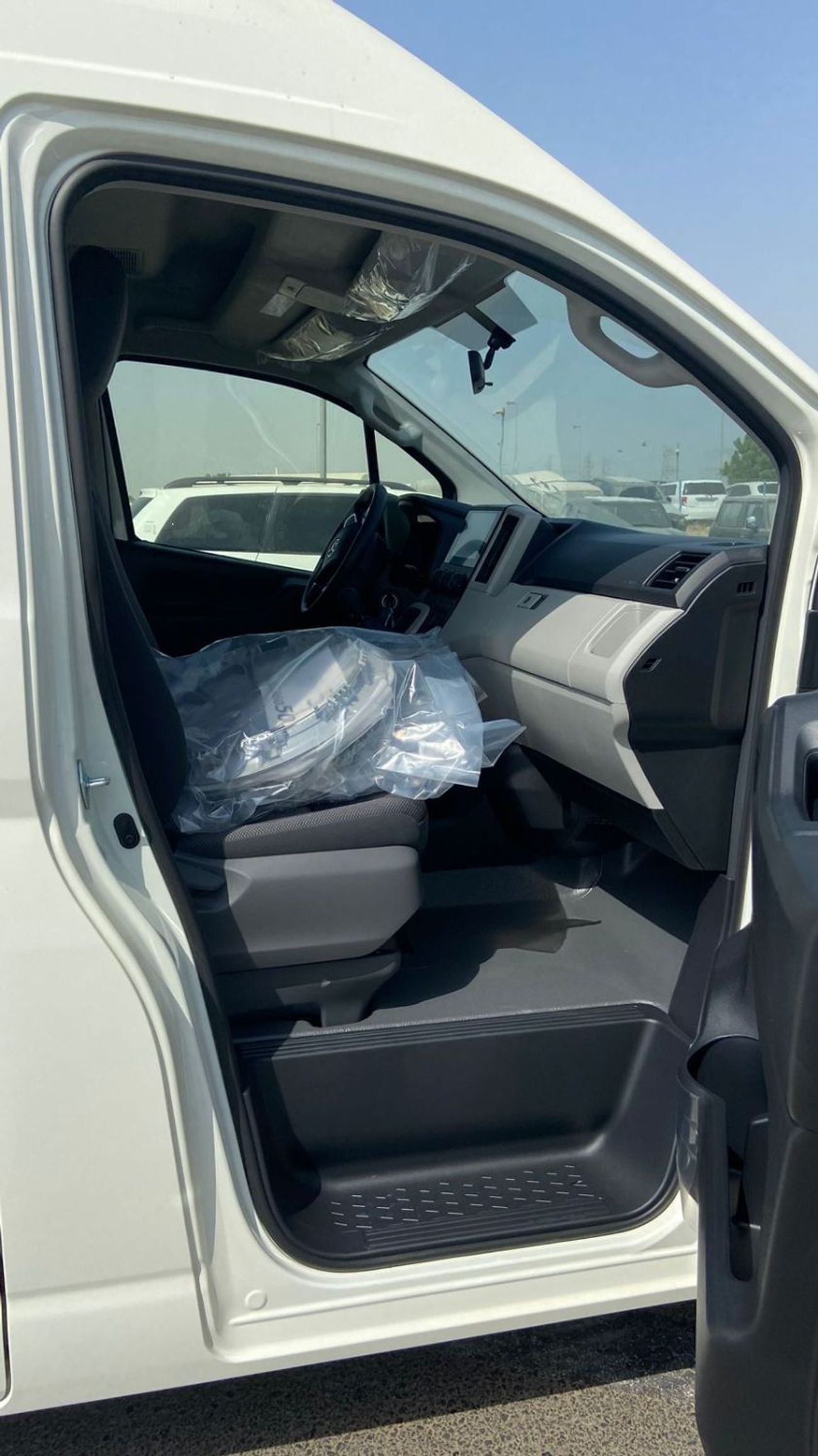 Toyota Hiace TOYOTA HIACE 2.8 DIESEL DX MANUAL TRANSMISSION