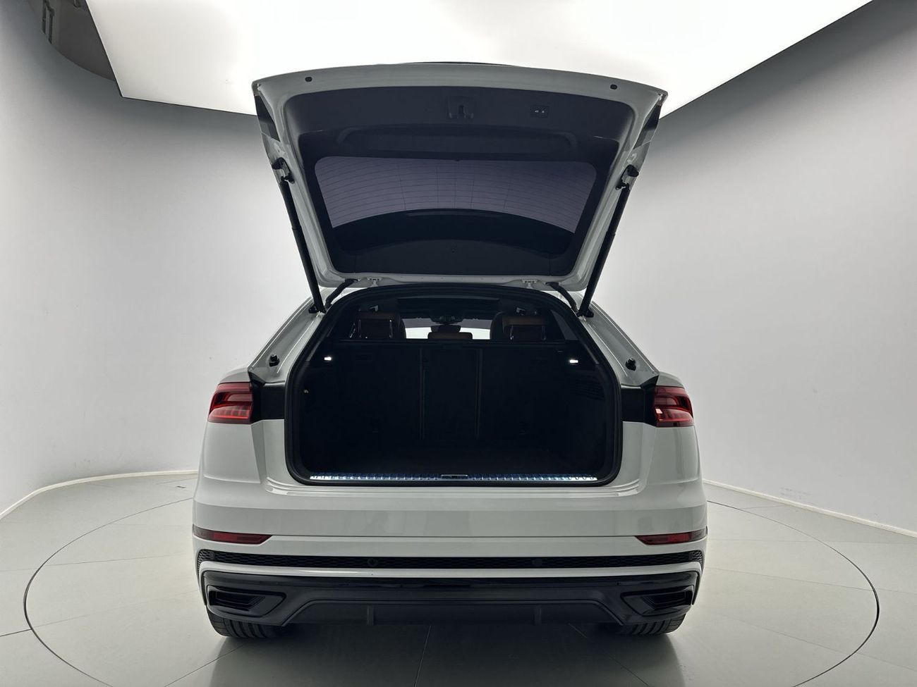 Audi Q8 55 TFSI quattro (340 HP) Luxury (Ref# 07009)