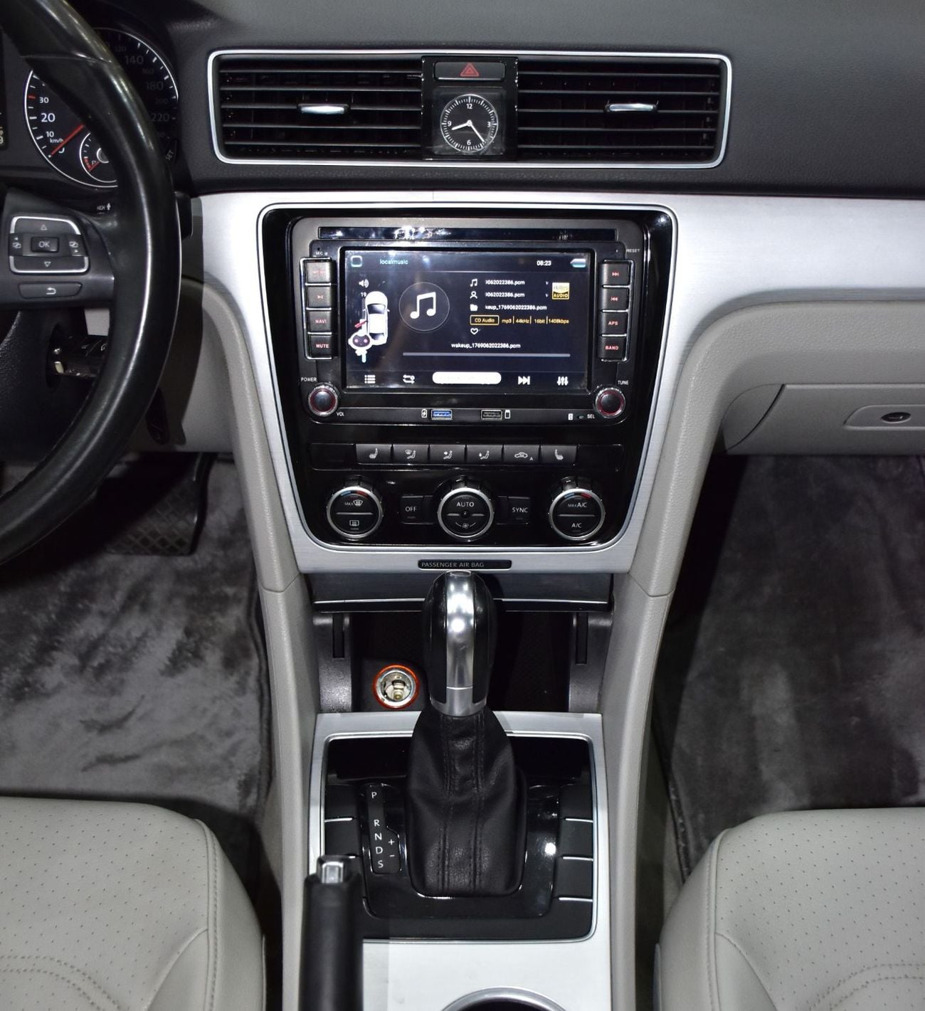 Volkswagen Passat SEL EXCELLENT DEAL for our Volkswagen Passat ( 2013 Model ) in Silver Color Canadian Specs