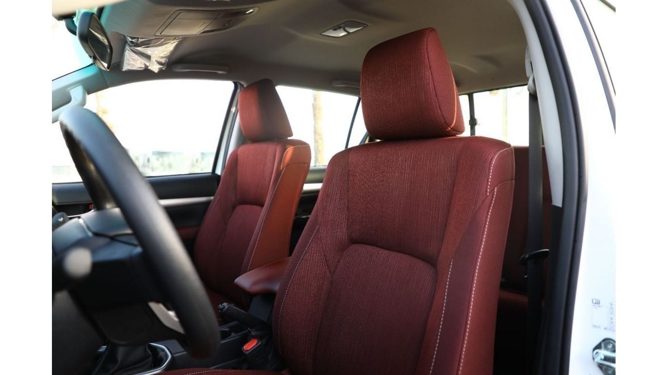 تويوتا هيلوكس تويوتا هيلوكس 4x4 DC 2.8 - 2023 - أبيض سوبر من الداخل عنابي