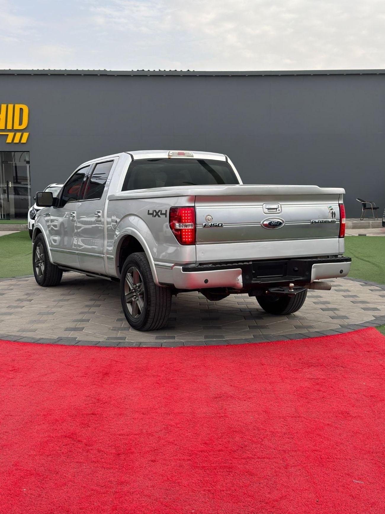 Ford F-150 FORD F-150 PLATINUM - THE APEX OF LUXURY & POWER