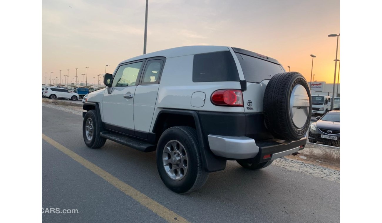 Toyota FJ Cruiser Toyota FG model 2011  gcc very celen car km 208,987 AED 52,000