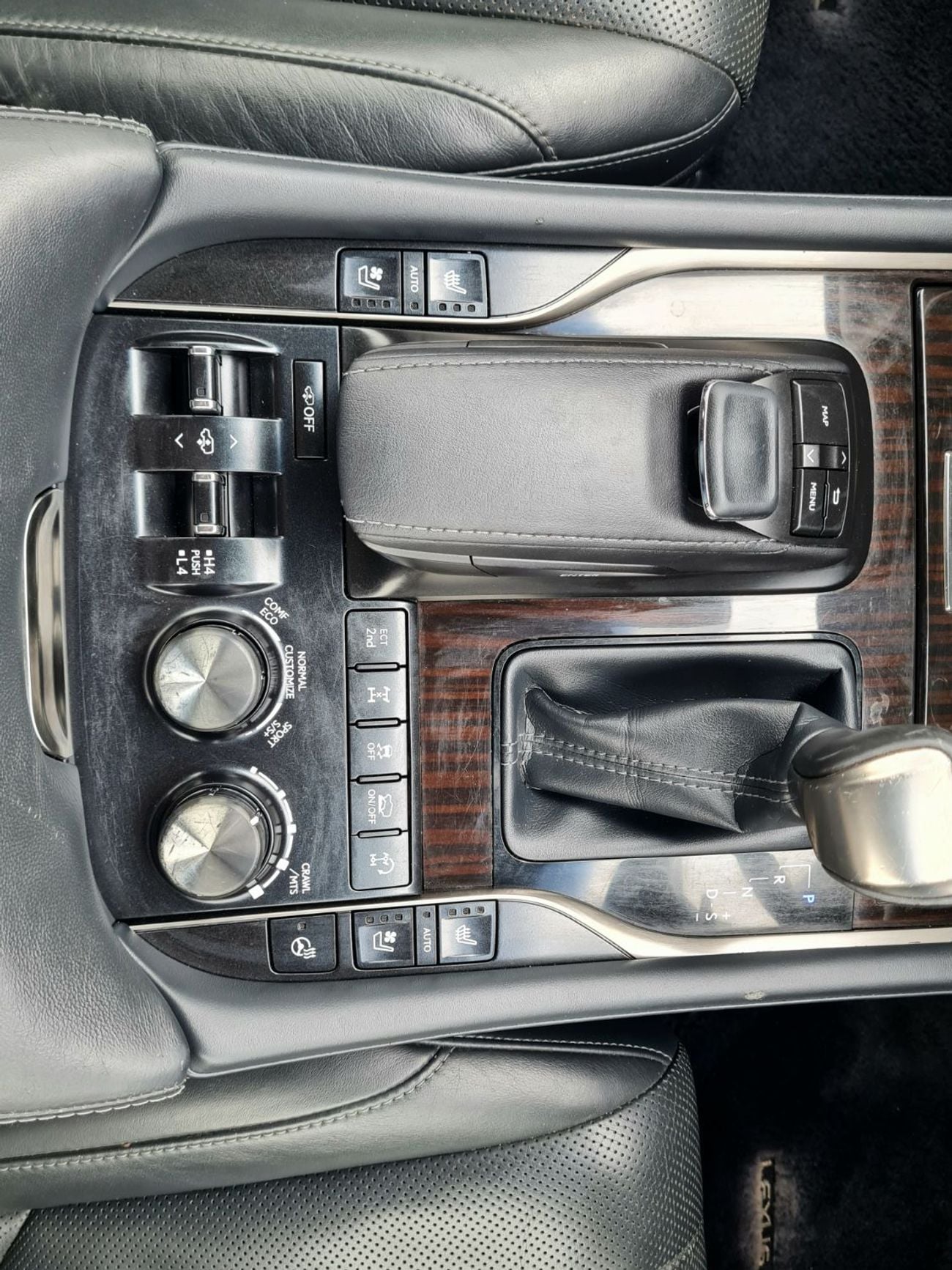 لكزس LX 570 SIGNATURE Right Hand Drive  Year: *2019* *Full option* Engine: 5.7L V8