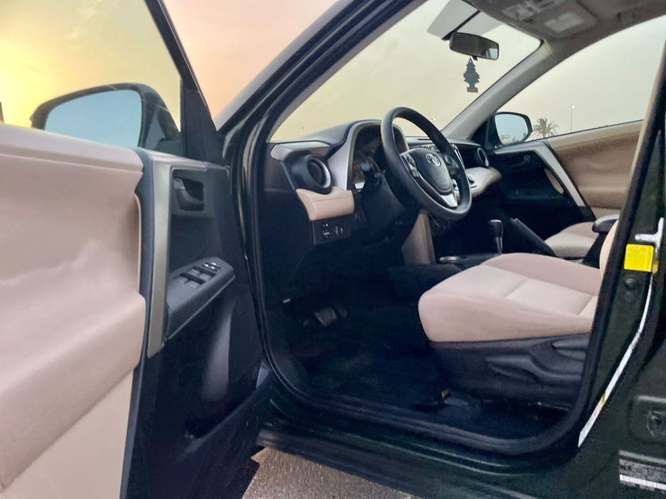 تويوتا راف ٤ 2013 Toyota Rav4 XLE 4x4 Full Option - Sunroof - Special Color With Rims - 109,300 Mileage