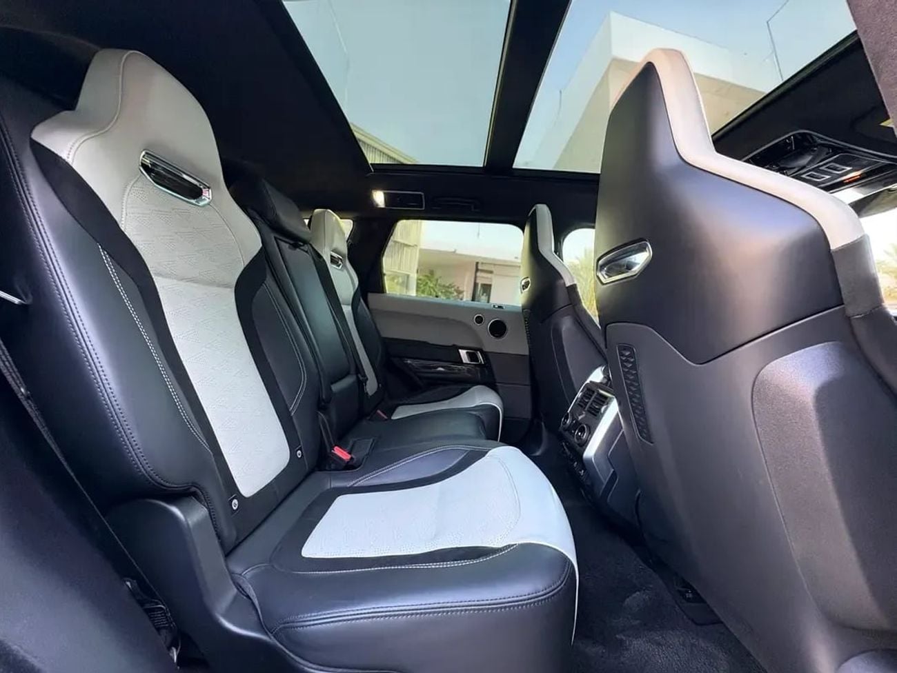 Land Rover Range Rover Sport MID SVR 5.0L (550 HP) RANGE ROVER SPORT SVR CARBON EDITION 5.0L V8 SC A/T | 2022 | AED 3,760 per mon