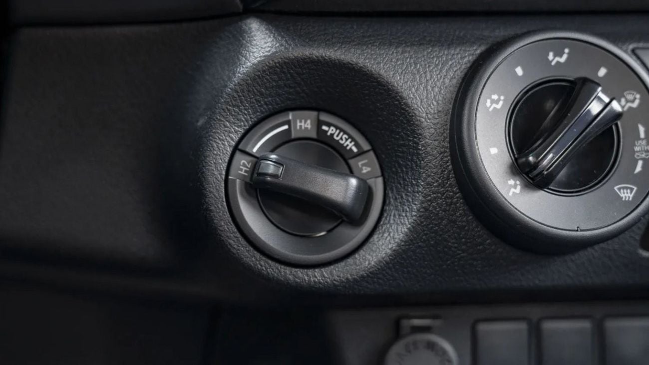 Toyota Hilux Toyota hilux 2.4L diesel mid option MY24