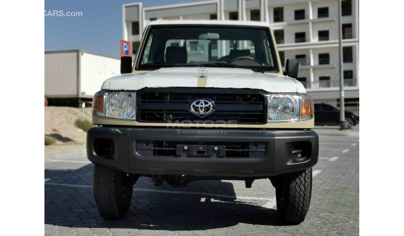 Toyota Land Cruiser Pick Up 4.0L PETROL, 16" TYRE, KEY START, MANUAL WINDOWS (CODE # LCSC02)