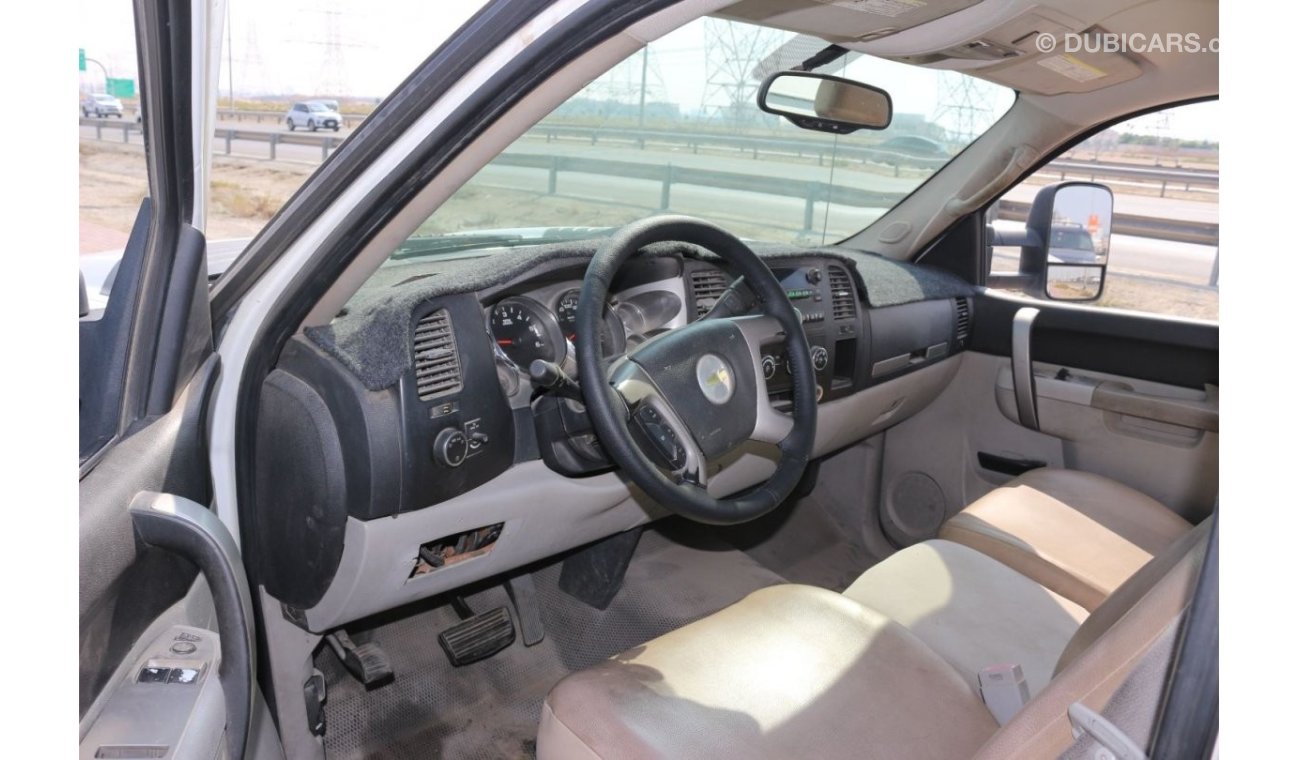 Chevrolet Silverado CHEVROLET SILVERADO 3500 HD GCC 4X4 PICKUP TRUCK 2011