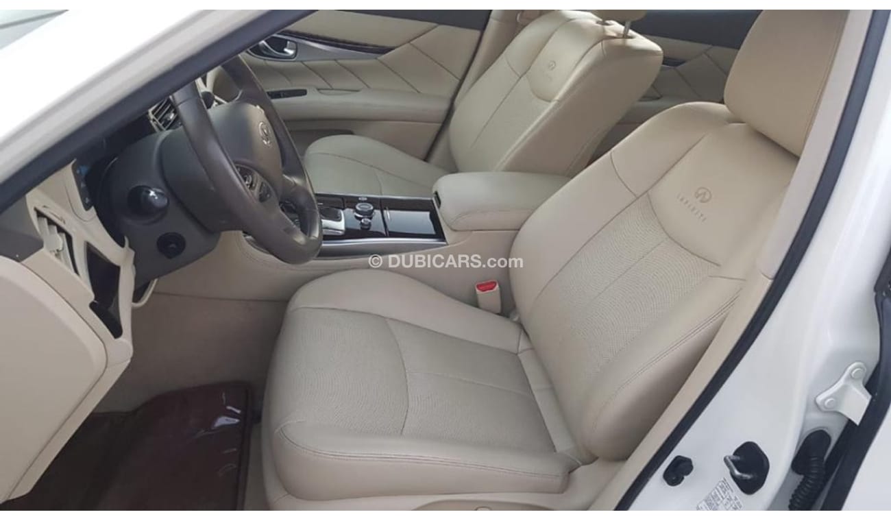 Infiniti Q70 Infinity Q70 model 2014 GCC car prefect condition full option sun roof leather seats navigation sen