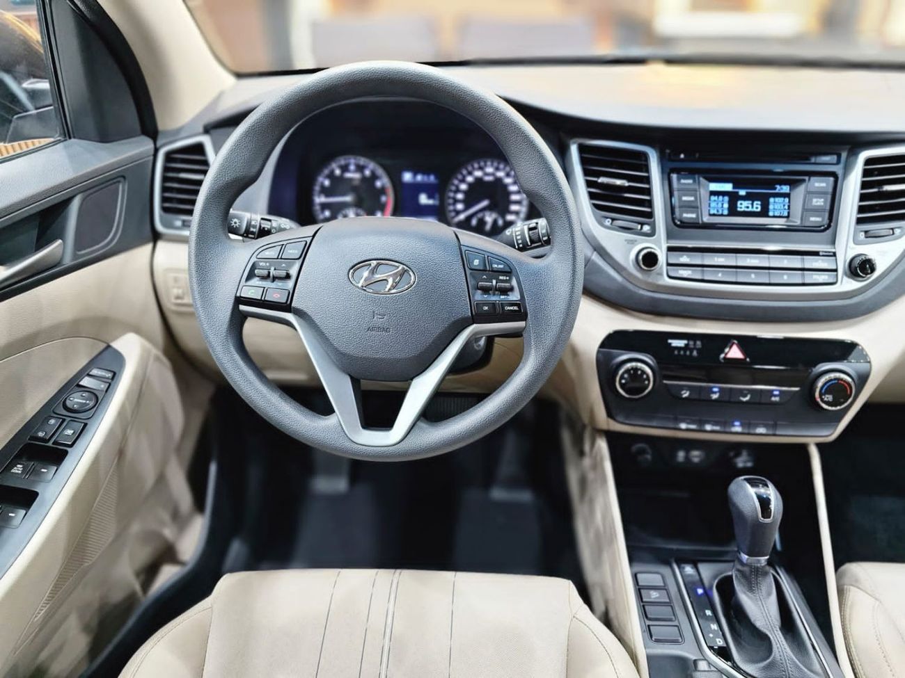 Hyundai Tucson SE LOW MILEAGE SINGLE OWNER UNDER WARRANTY