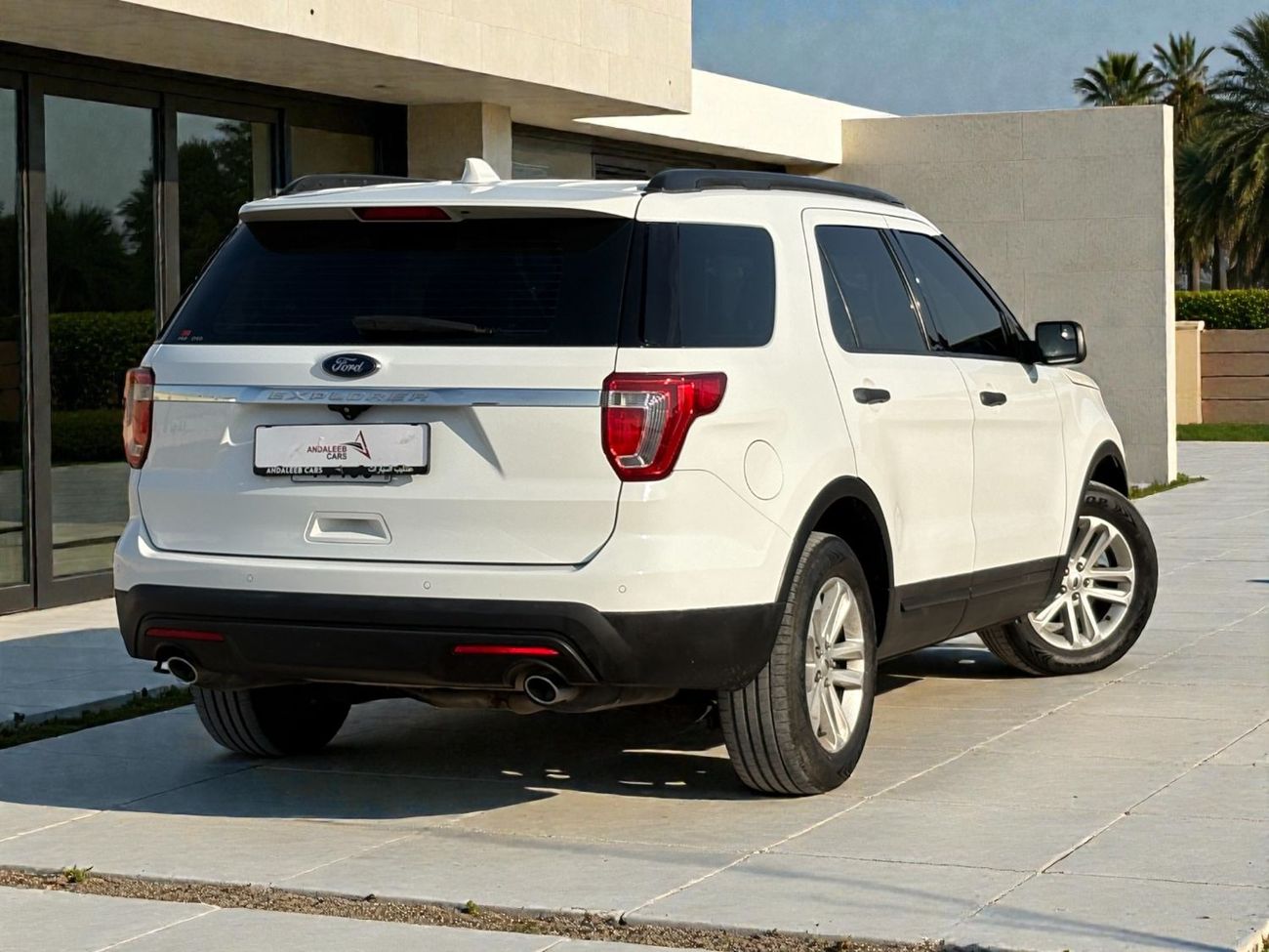 Ford Explorer FWD 3.5L V6 A/T | 2016 | GCC SPECS | WHITE EXTERIOR | AED 740 per month