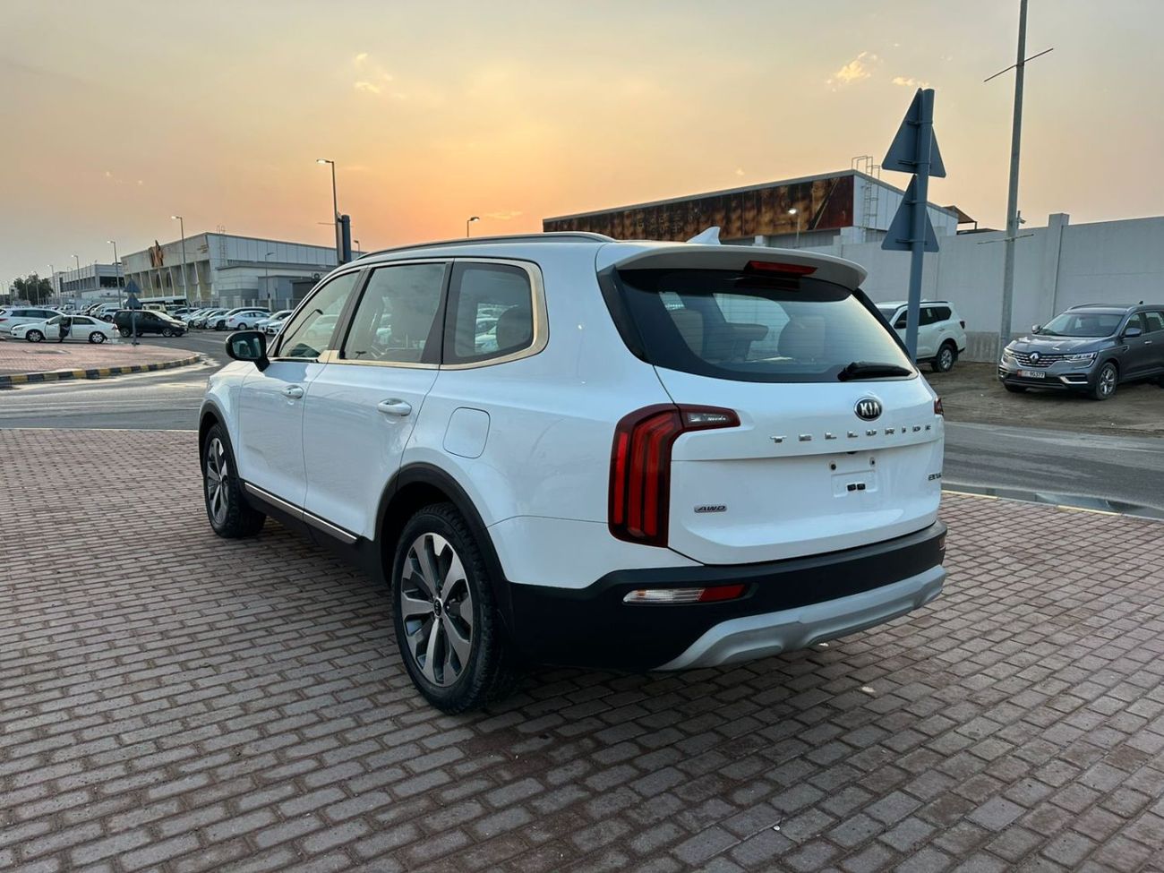 كيا تيلورايد LX 3.8L (295 HP)