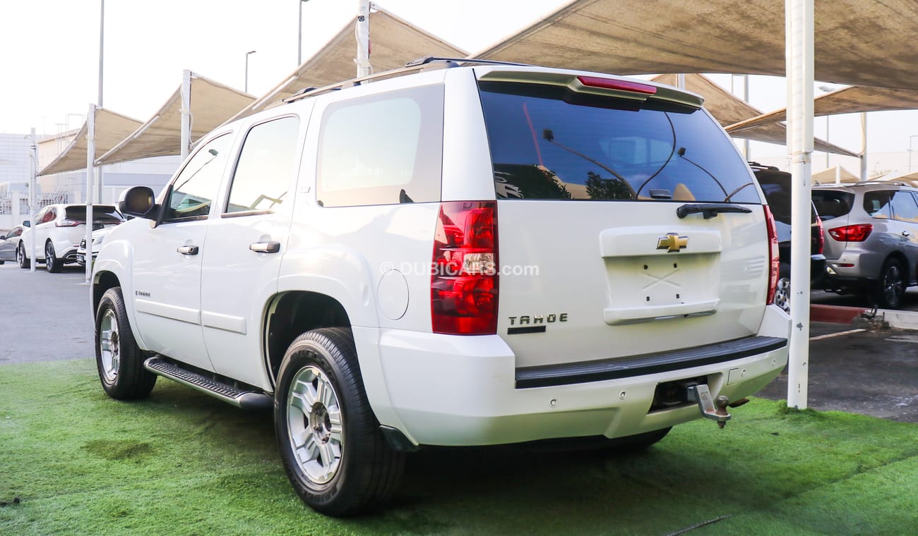 شيفروليه تاهو خليجى صبغ وكالة رقم 1 موديل 2008 لون أبيض فتحة جلد مثبت بحالة ممتازة لاتحتاج لأى مصاريف.