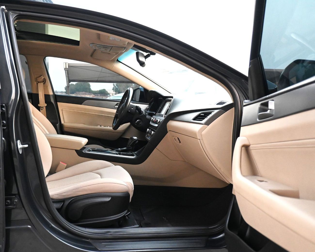 Hyundai Sonata Limited Hyundai Sonata 2019 GCC mid-range in excellent condition, inside and out