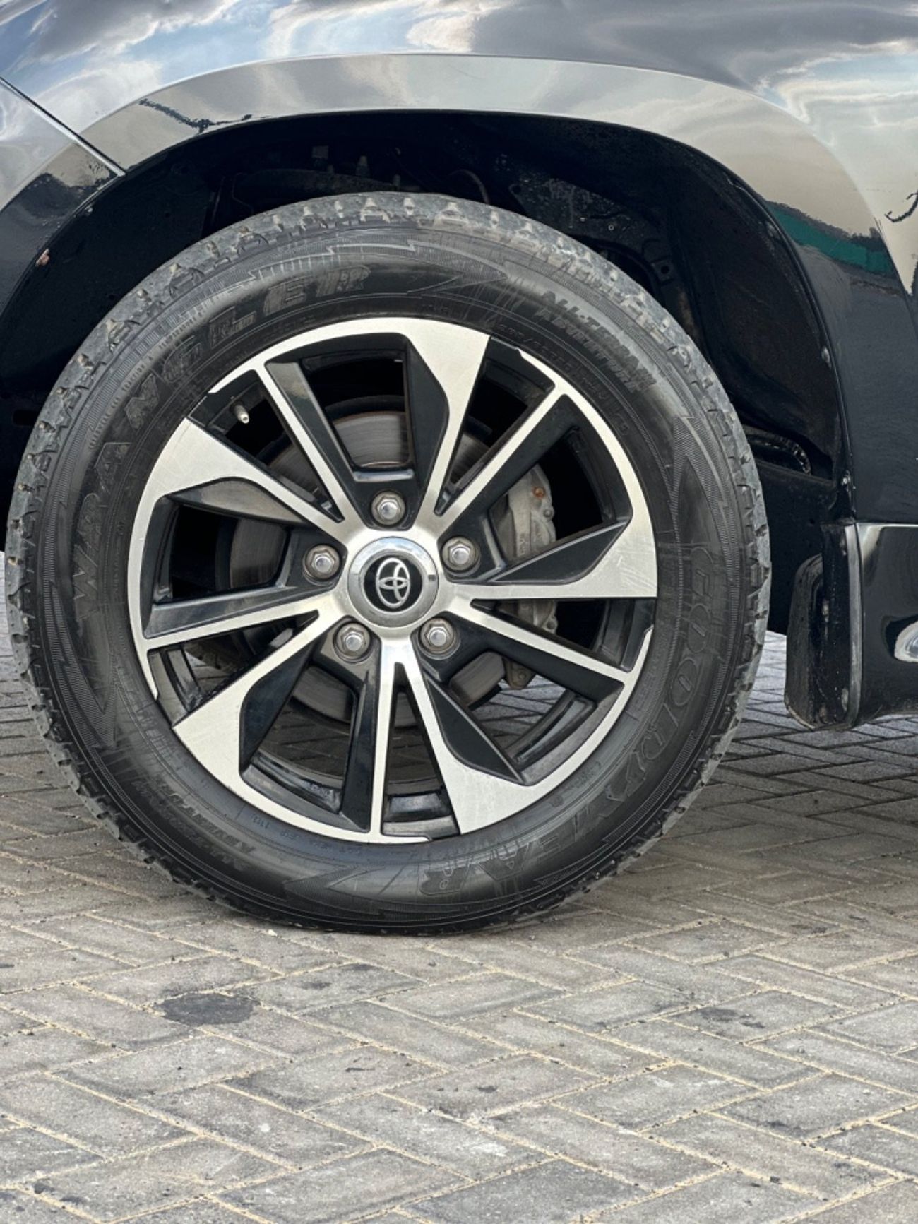 Toyota Land Cruiser GXR 4.0L (271 HP) 4WD MODEL 2015 GCC CAR PERFECT CONDITION INSIDE AND OUTSIDE FULL OPTION SUN ROOF