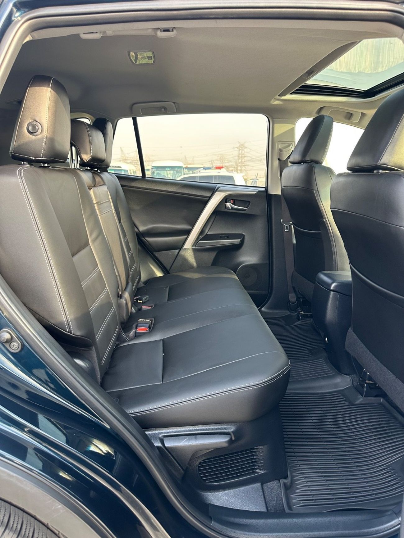 تويوتا راف ٤ XLE 2.5L