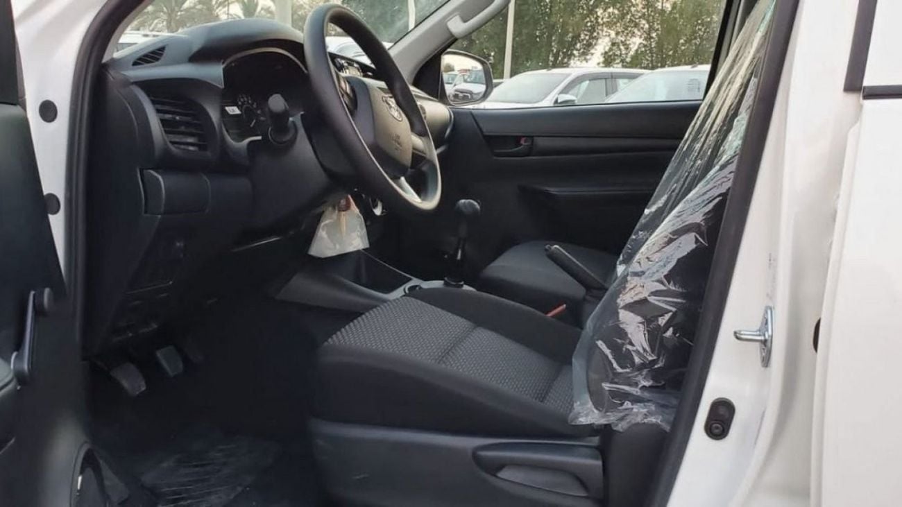 تويوتا هيلوكس double cabin 2.4 Diesel ,,,4X4,,, white color Black interior 2024 Basic option