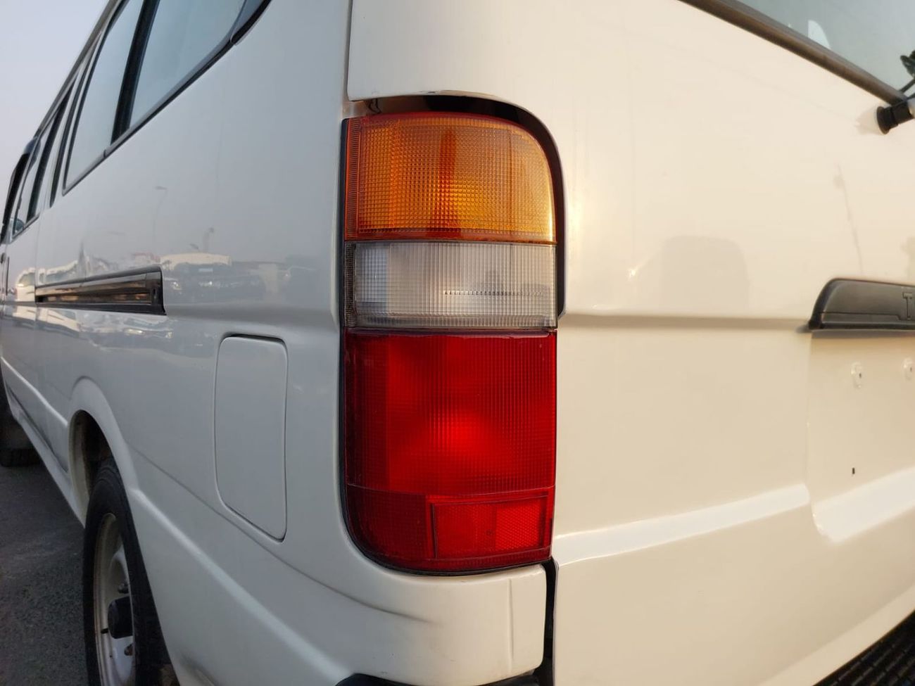 Toyota Hiace TOYOTA HIACE COMMUTER VAN RHD 2002 MODEL 3.0 L DIESEL AUTOMATIC(PM10827)