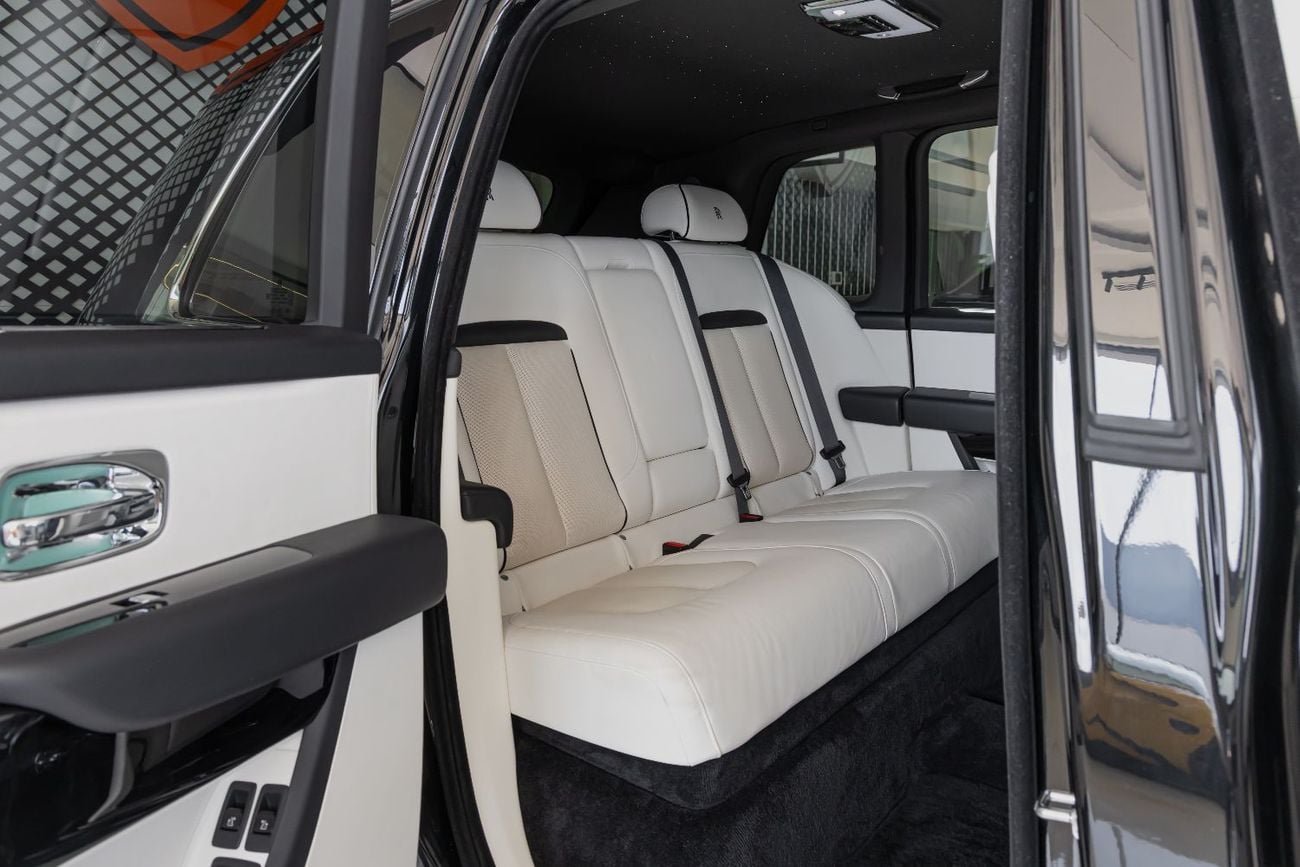 Rolls-Royce Cullinan ROLLS-ROYCE CULLINAN | SILVER BADGE | FULL OPTIONS | BESPOKE SOUND SYSTEM | GCC SPECS | 2025