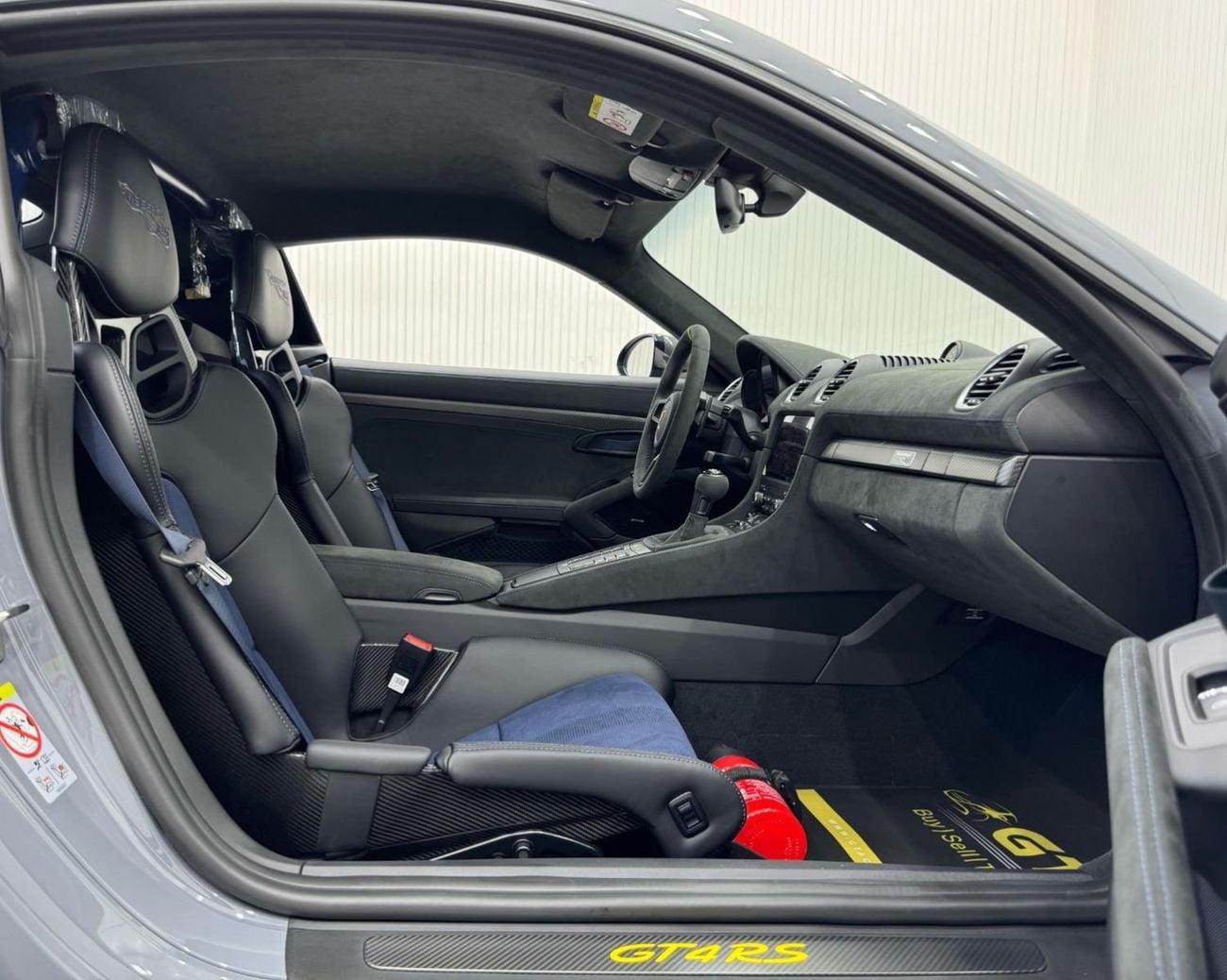 بورش كايمان 718 2025 Porsche 718 Cayman GT4 RS Weissach Package, Feb/2027 Porsche Warranty, Excellent Condition, GCC