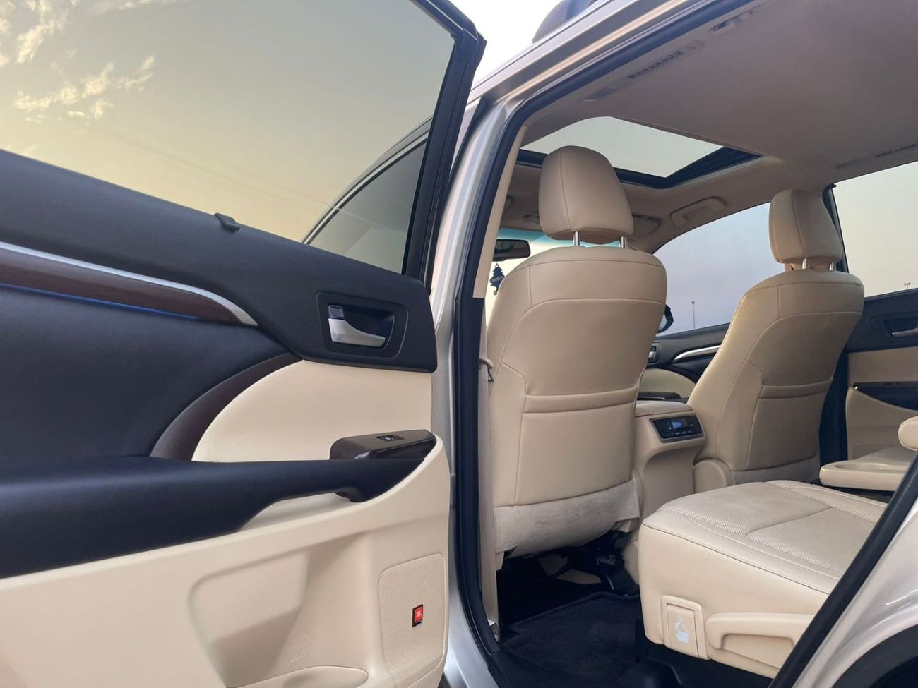 تويوتا هايلاندر 2016 Toyota Highlander Limited Edition 3.5L V6 Full Option 7 Seater - With Radar Leather Electric se