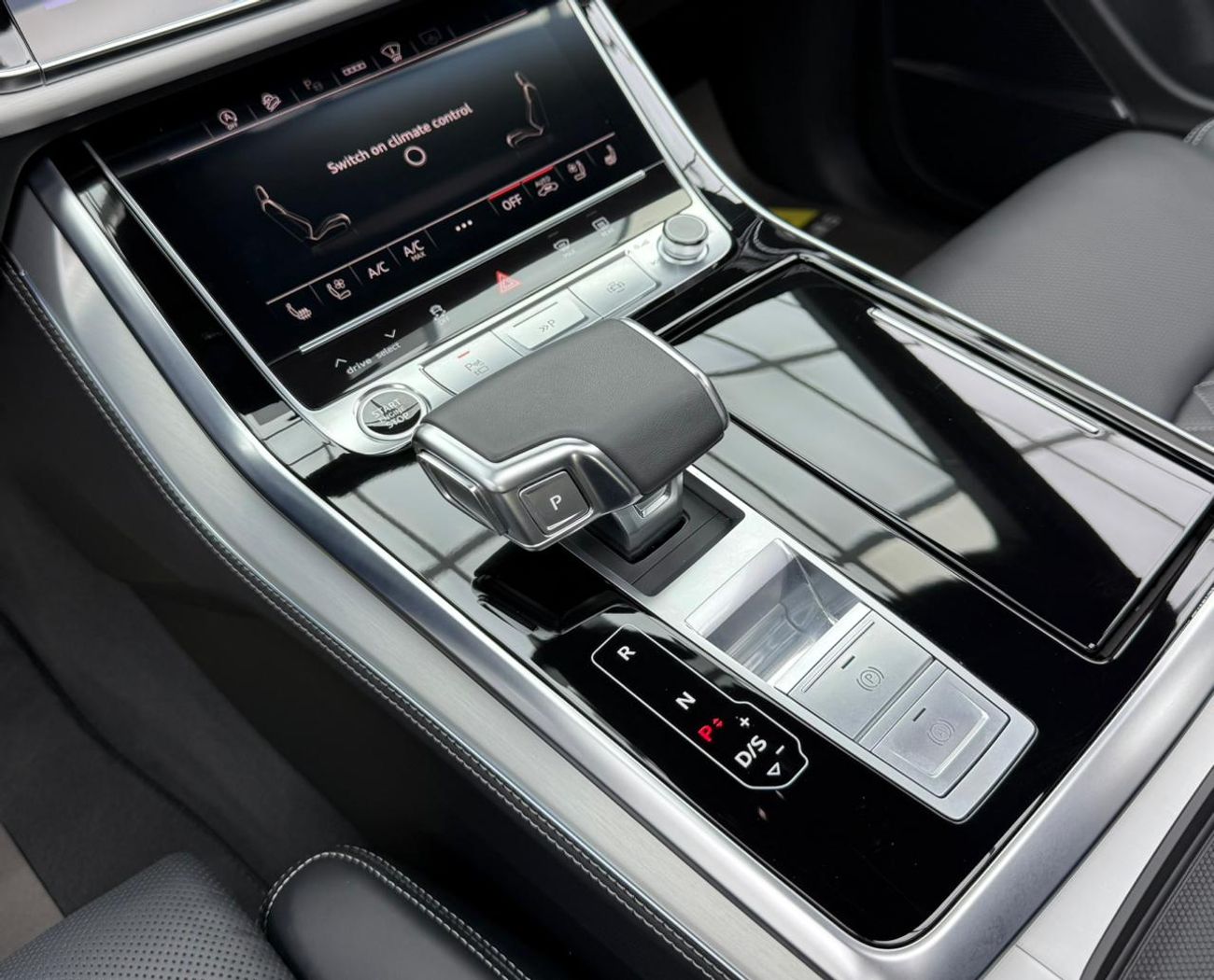 Audi Q8 2025 Audi Q8 55 TFSI Quattro S-Line, 2028 Audi Warranty, 2030 Audi Service Pack, Low Km, GCC