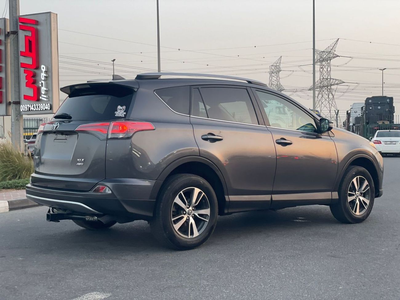 Toyota RAV4 2017 Toyota Rav4 XLE 2.5L V4 Full Option - 4x4 AWD - Sunroof