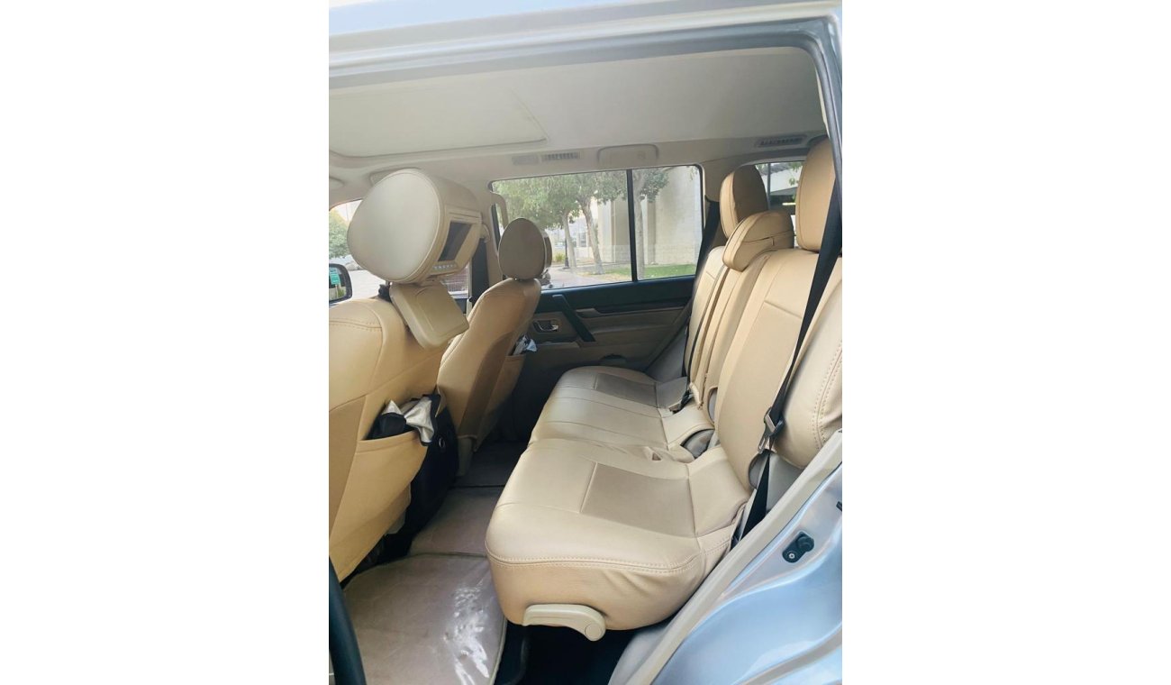 ميتسوبيشي باجيرو FULL OPTION GCC SPEC 7 SEATER MINT CONDITION