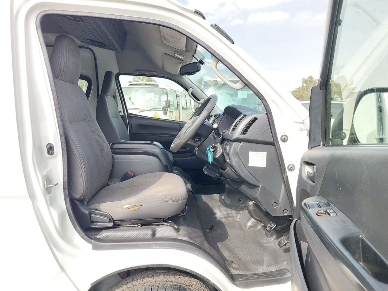 تويوتا هاياس (RAMADAN OFFER) TOYOTA HIACE COMMUTER VAN RHD 2018 MODEL 3.0 L DIESEL AUTOMATIC(PM21528)