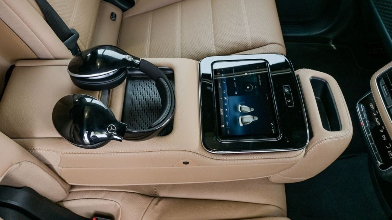 مرسيدس بنز GLS 450 Mercedes-Benz|GLS450 Night Package |New Facelift|GCC|2024|23 Alloy Wheels|Rear Screens Agency Warran