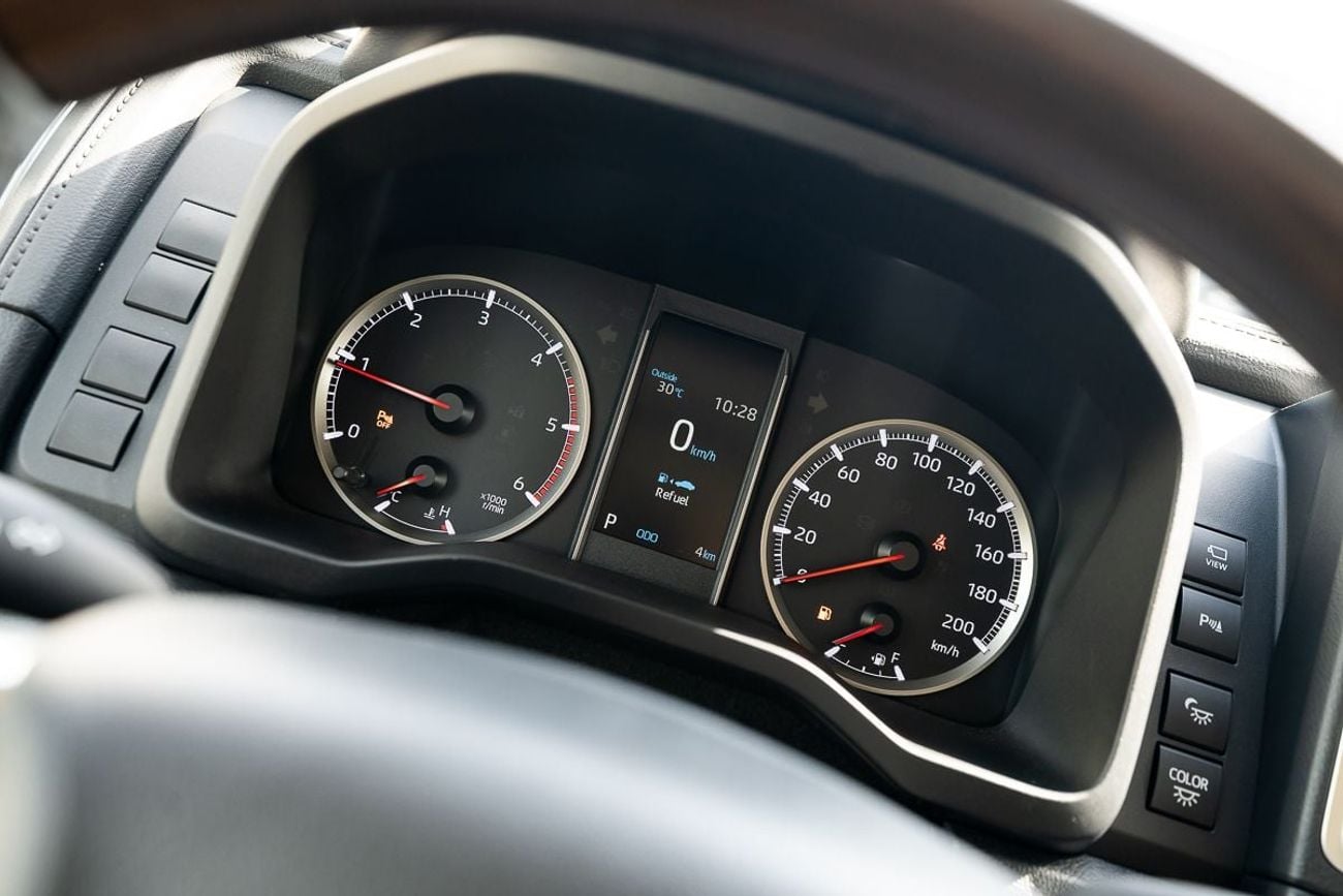 تويوتا جرافينا Premium 6 seater Diesel 2.8L Automatic Transmission 2025