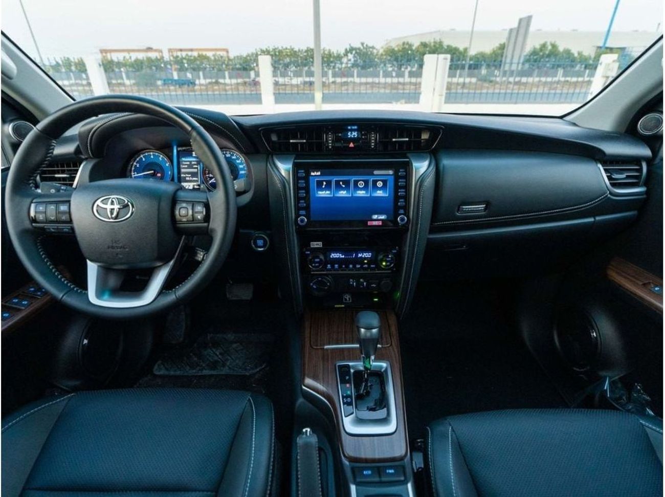 Toyota Fortuner 2024 TOYOTA FORTUNER 4.0 HI - PLATINUM WHITE PEARL inside BLACK | Export Only