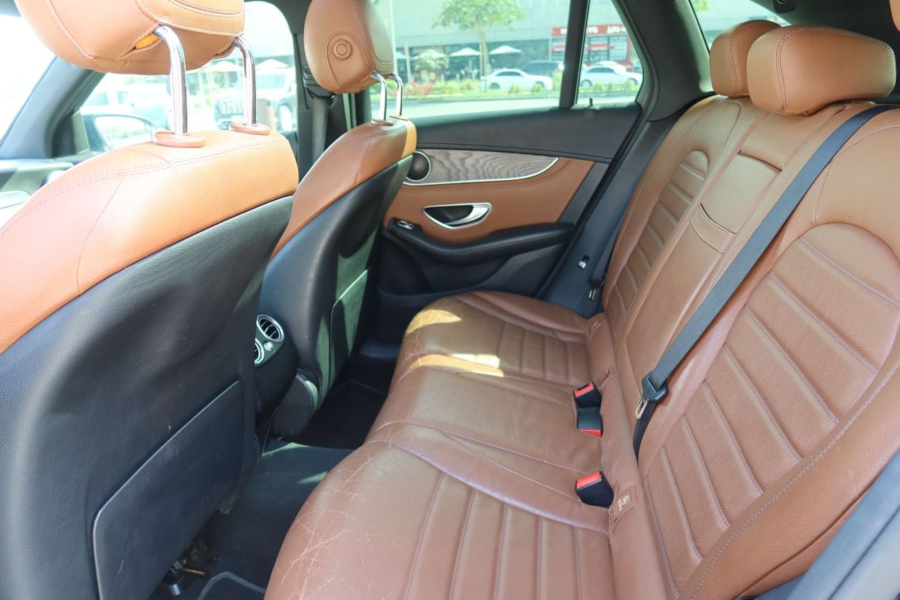 مرسيدس بنز GLC 250 4MATIC 2.0L