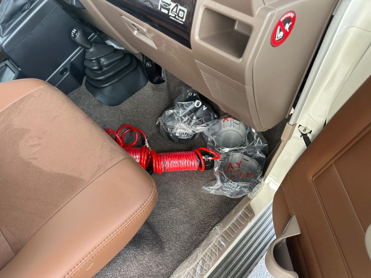 Toyota Land Cruiser 70 LX 2.8L  2025  LC76-Z 2.8 DSL  White/tan