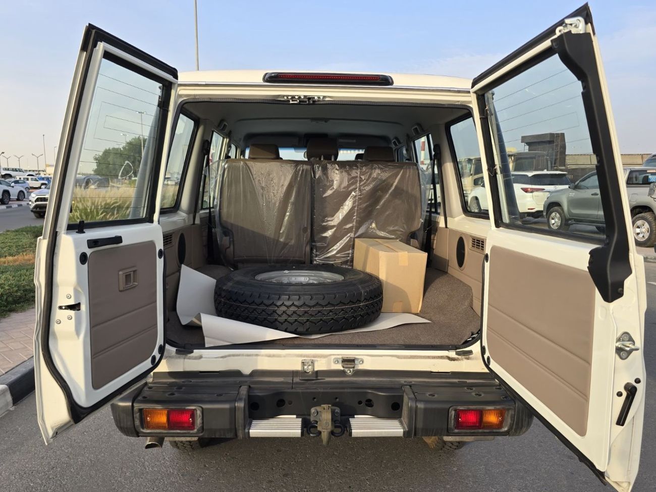 Toyota Land Cruiser 70 2024 LC76 4.5L V8 Diesel MT