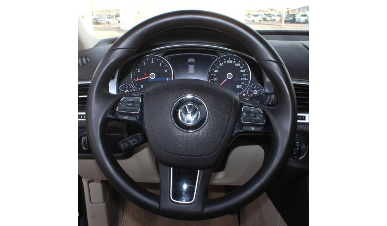 Volkswagen Touareg VOLKSWAGEN TOUAREG FULL OPTION  2013 GCC GRAY EXCELLENT CONDITION WITHOUT  ACCIDENT