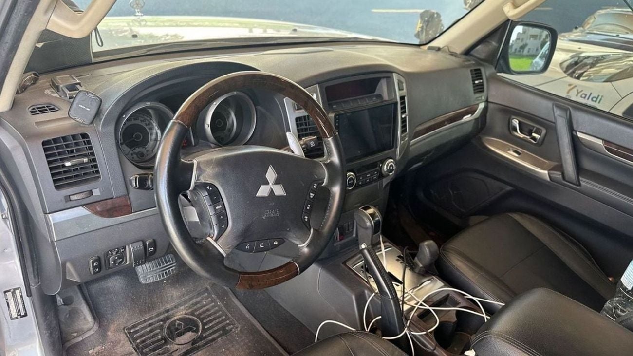 Mitsubishi Pajero GLS HIGHLINE Mitsubishi Pajero / Shogun / Montero 2015 GCC specs