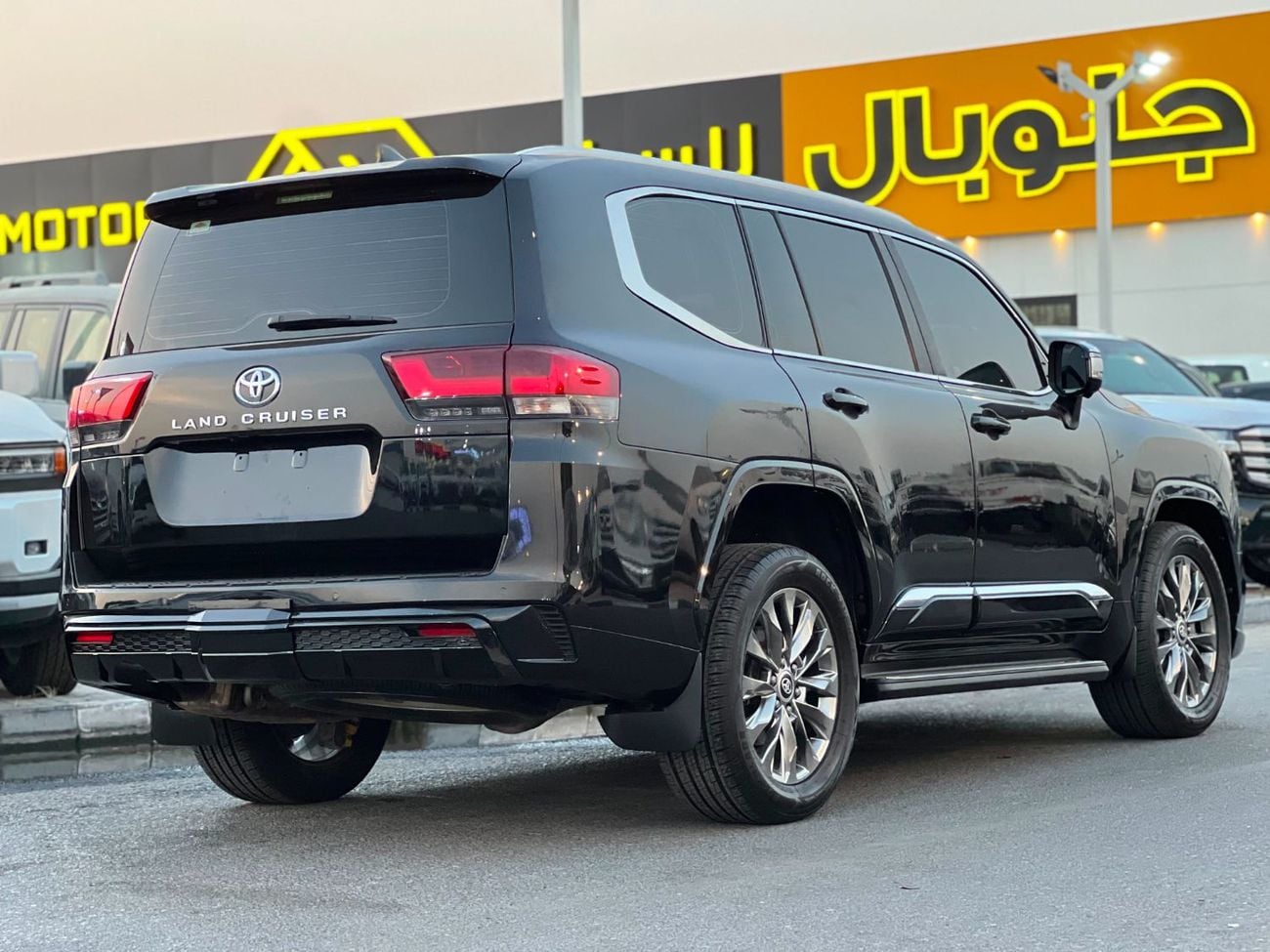 تويوتا لاند كروزر GXR 2022MODEL 4.0L v6 petrol Engine Colour Black push start Transmission Automatic Interior.Begie leathe