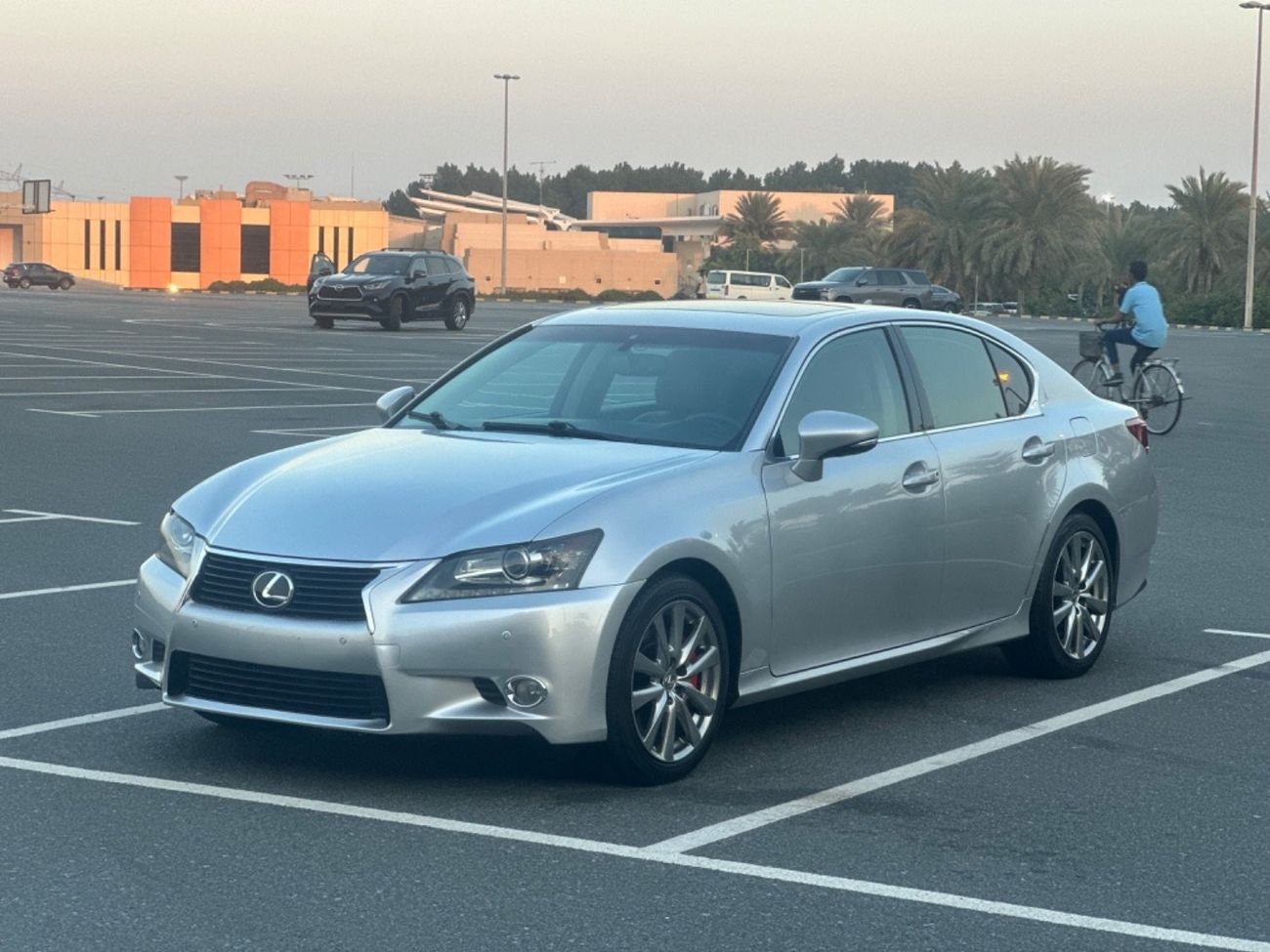 لكزس GS 350 موديل 2013 حاله ممتازه من الدآخل والخارج فل مواصفات فتحه وجلد ومثبت سرعه وتحكم كهربائي كامل