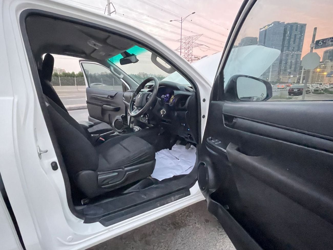 تويوتا هيلوكس DIESEL 2.8 LITER ,RIGHT HAND DRIVE ,MANUAL GEAR ,FOR EXPORT ONLY