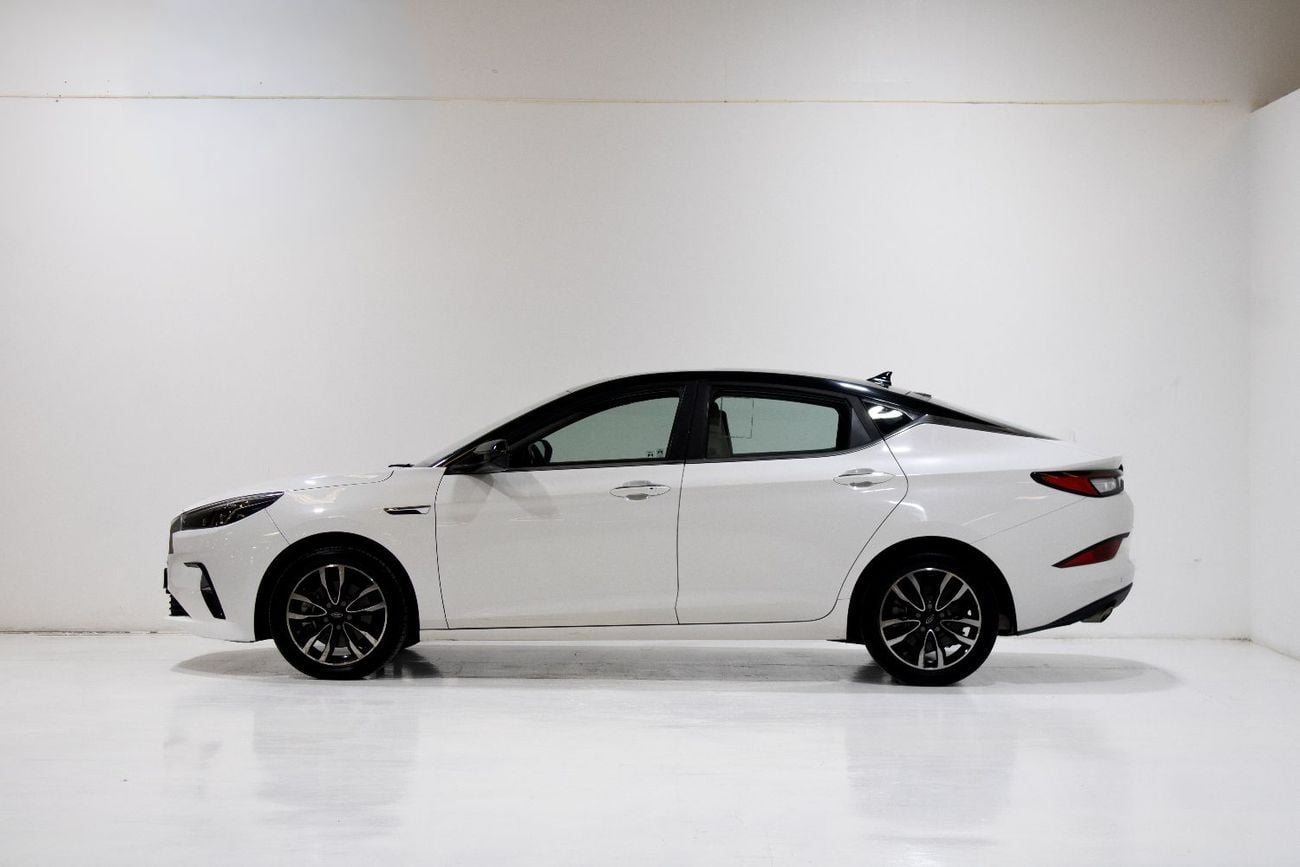 JAC J7 JAC J7 White with Black Top