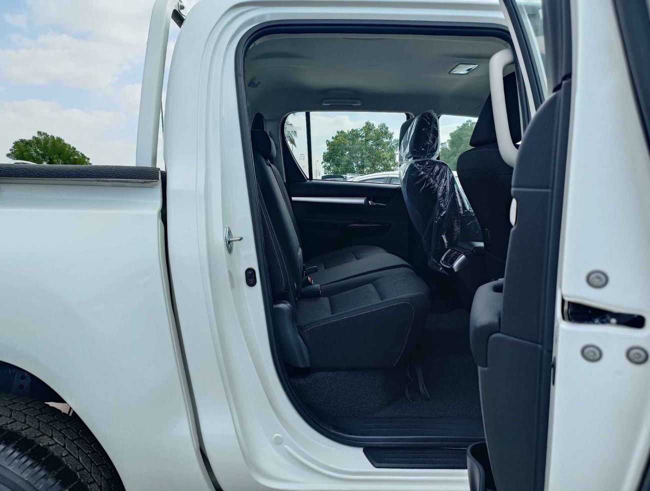 Toyota Hilux Wide Body, 2.4L Diesel, 4X4, M/T, Power lock / Windows / SPECIAL PROMOTION (CODE # HDDWMM2)