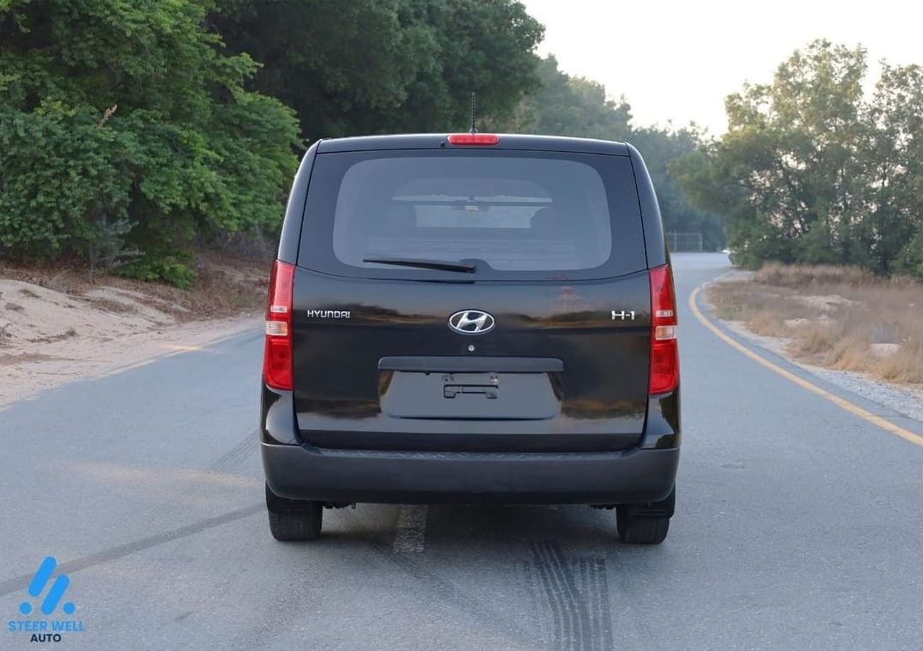 هيونداي H-1 GL Crew Van / Good Condition / Attractive Deals / 2.5L RWD / GCC / Book Now