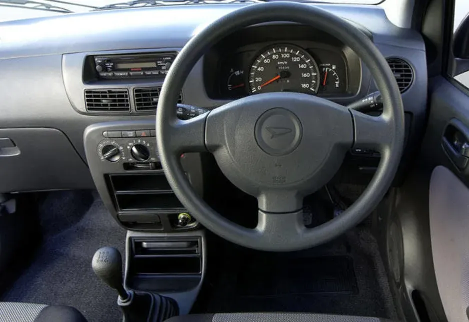 دايهاتسو شاريد interior - Cockpit