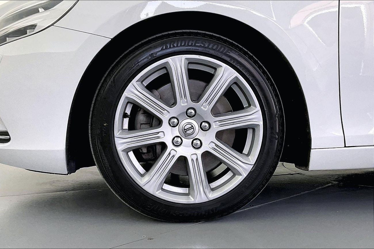 Volvo V40 T3 R-Design | 1 year free warranty | 0 down payment | 7 day return policy