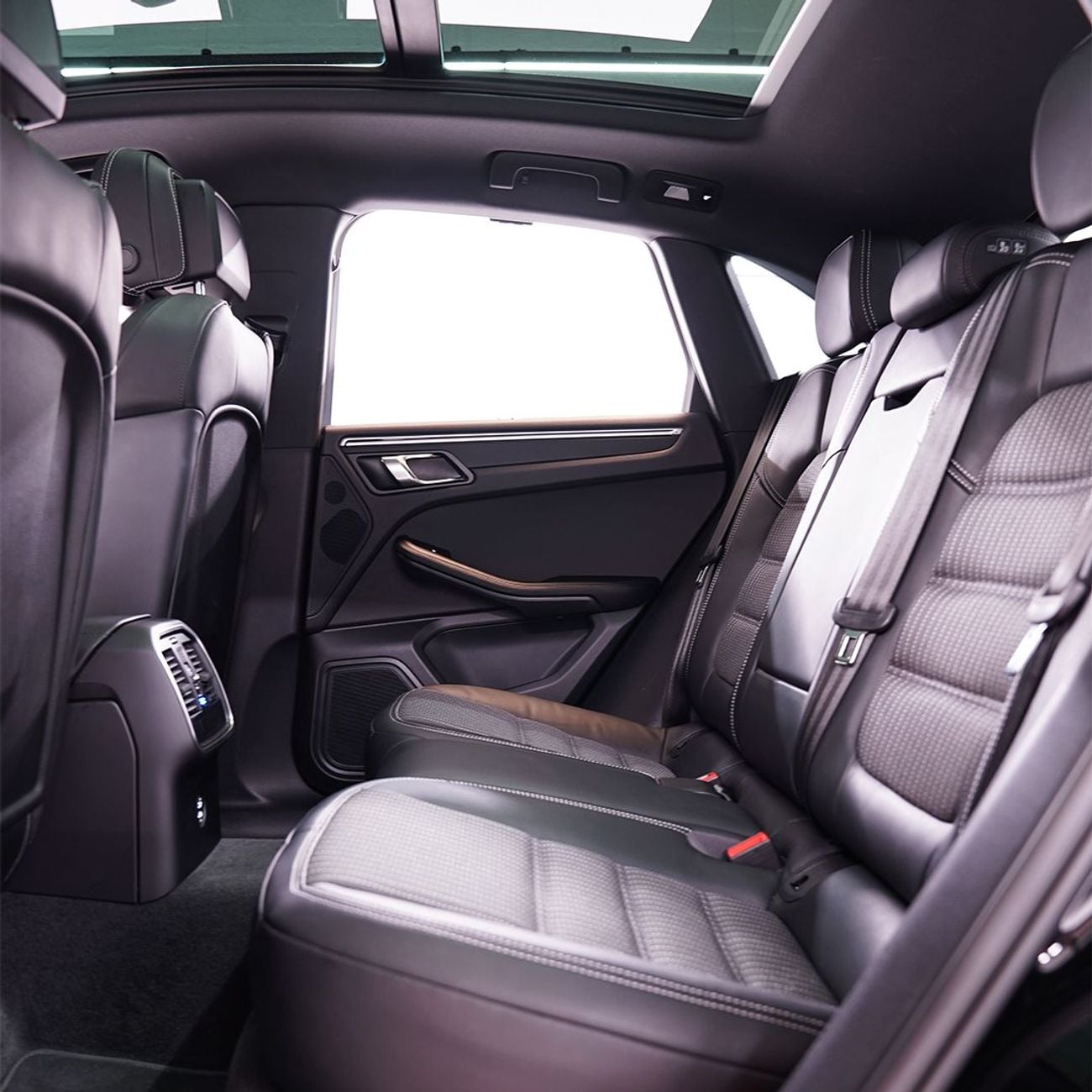 بورش ماكان T 2.0L (260 HP) 2024 Porsche Macan, Warranty, Full Porsche Service History, Sport Chrono Package, Ve