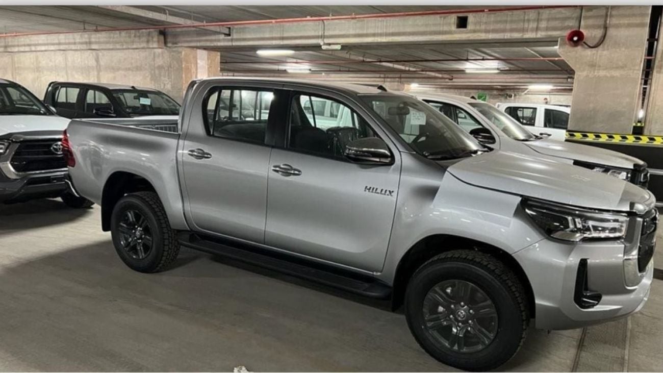 Toyota Hilux TOYOTA HILUX 2.4 SR5 Dsl 4WD 4Doors 2024